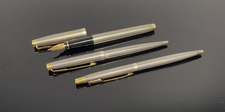 PARKER - Lot comprenant un stylo plume en argent (925) à décor quadrillé, attri…
