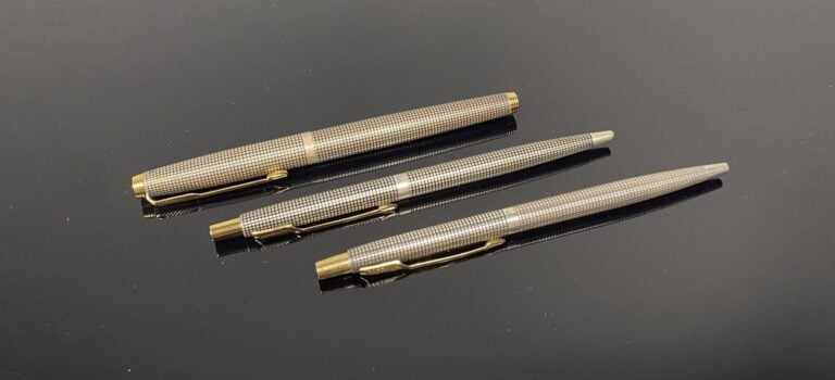 PARKER - Lot comprenant un stylo plume en argent (925) à décor quadrillé, attri…