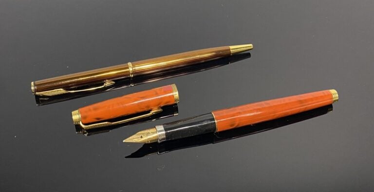 PARKER - Lot comprenant un stylo plume en métal doré à décor laqué façon écaill…