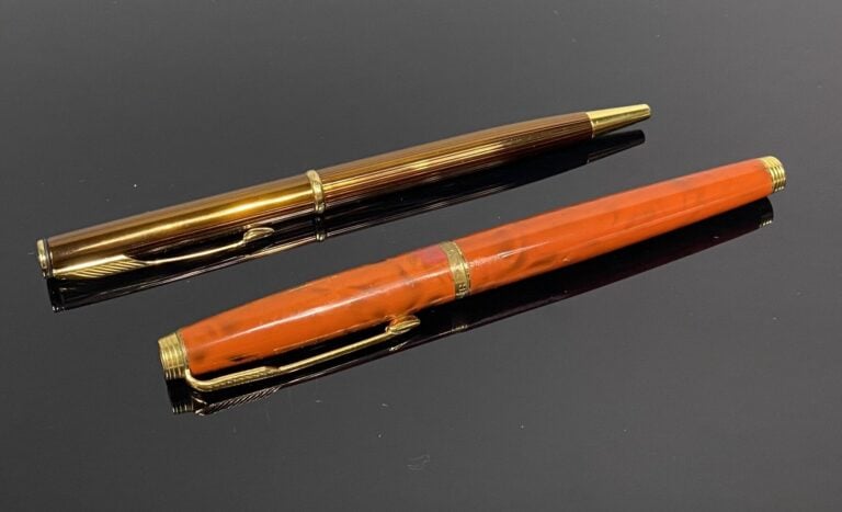 PARKER - Lot comprenant un stylo plume en métal doré à décor laqué façon écaill…