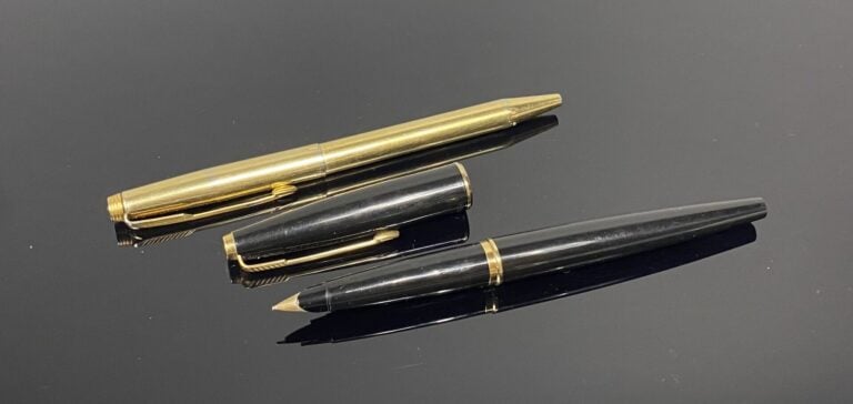 PARKER - Lot comprenant un stylo plume en résine noire, attributs en métal doré…