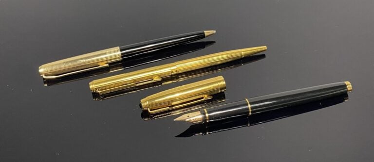 PARKER - Lot comprenant un stylo plume, le corps en résine noire, le capuchon e…