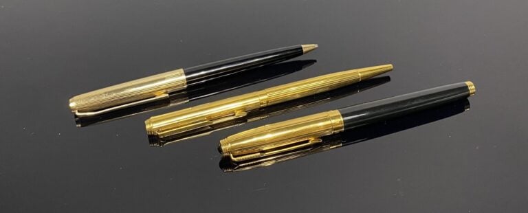 PARKER - Lot comprenant un stylo plume, le corps en résine noire, le capuchon e…