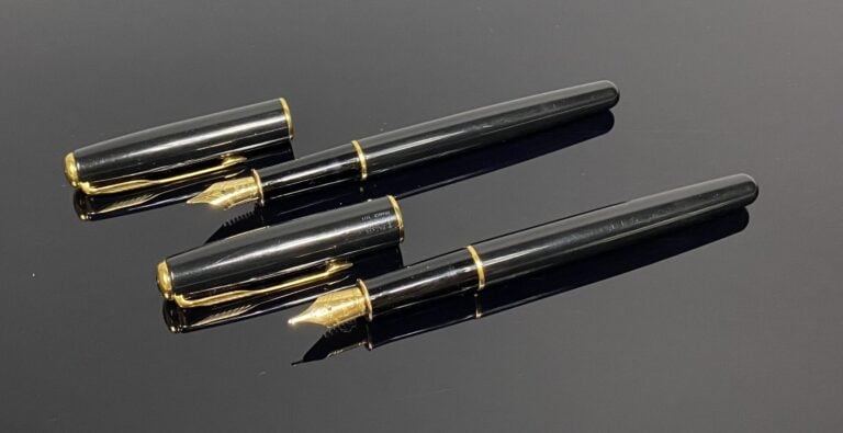 PARKER - Lot de deux stylos plume en résine noire, attributs en métal doré, plu…