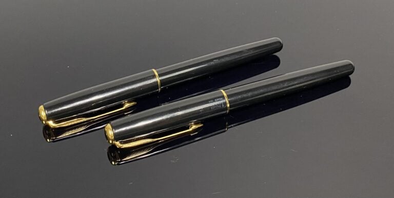 PARKER - Lot de deux stylos plume en résine noire, attributs en métal doré, plu…