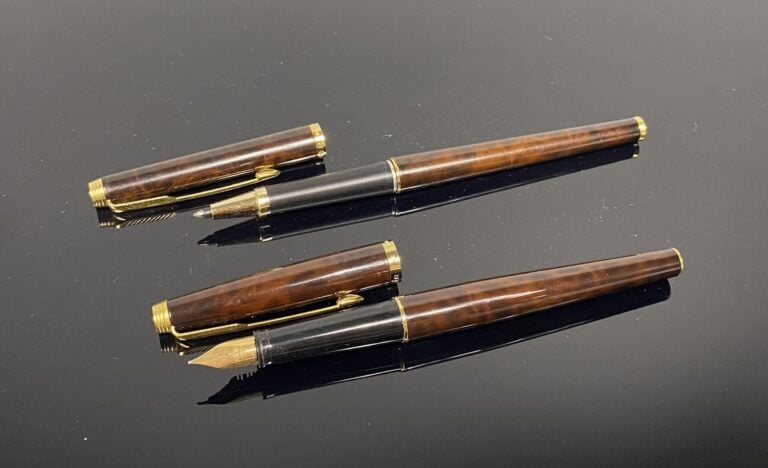 PARKER - Parure comprenant un stylo plume en métal doré et laque imitation bois…