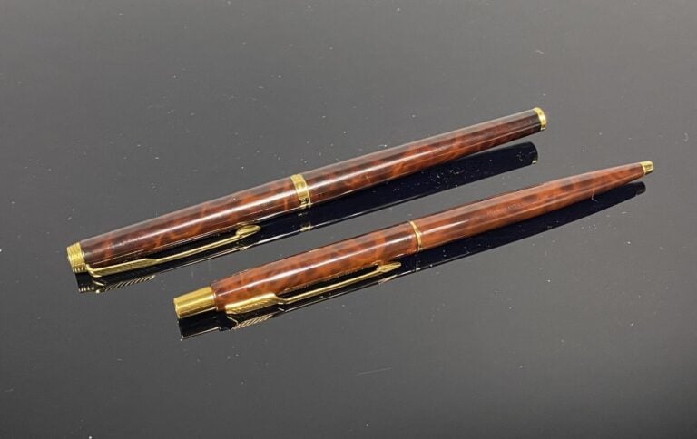 PARKER - Parure comprenant un stylo plume en métal doré et laque imitation bois…