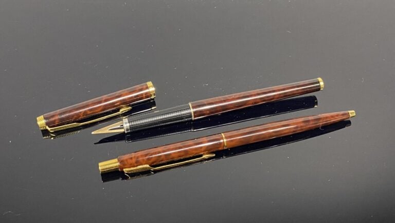 PARKER - Parure comprenant un stylo plume en métal doré et laque imitation bois…
