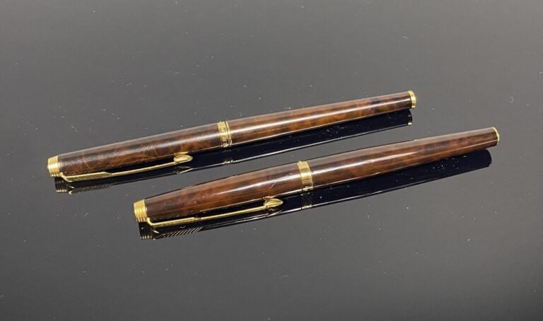 PARKER - Parure comprenant un stylo plume en métal doré et laque imitation bois…