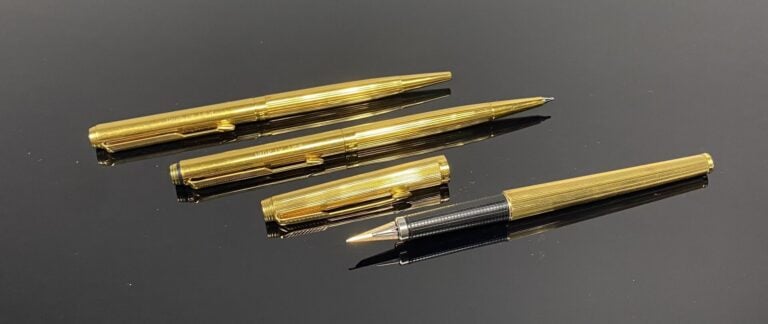 PARKER - Parure comprenant un stylo plume en métal doré rainuré, un stylo à bil…