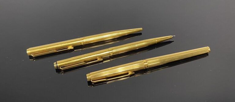 PARKER - Parure comprenant un stylo plume en métal doré rainuré, un stylo à bil…