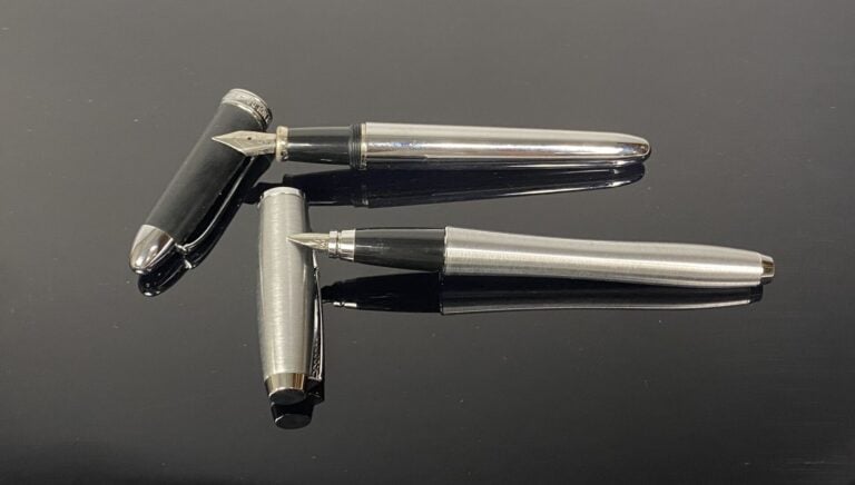 PARKER, REYNOLDS - Lot de 2 stylos plume, l'un en métal brossé, l'autre en méta…