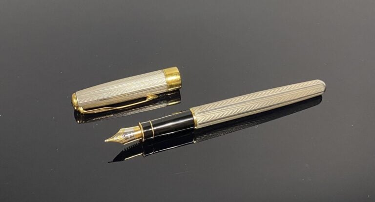 PARKER, Sonnet - Stylo plume en argent (925) à décor de chevrons, attributs en…