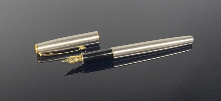 PARKER, Sonnet - Stylo plume en métal brossé, attributs en métal doré - L : 13…