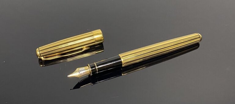 PARKER, Sonnet - Stylo plume en métal doré à décor rainuré souligné d'émail noi…