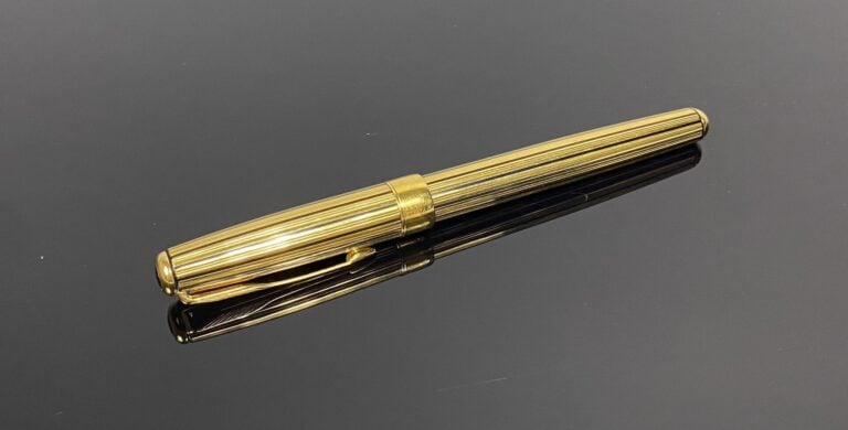 PARKER, Sonnet - Stylo plume en métal doré à décor rainuré souligné d'émail noi…