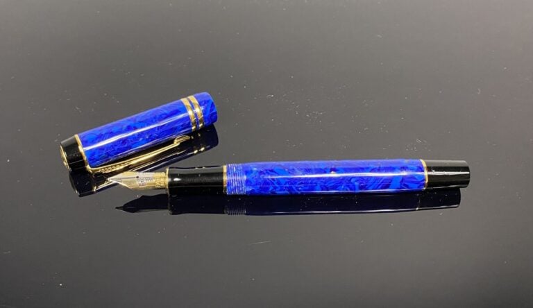 PARKER - Stylo-plume Duofold, le corps et le capuchon en résine bleue effet mar…