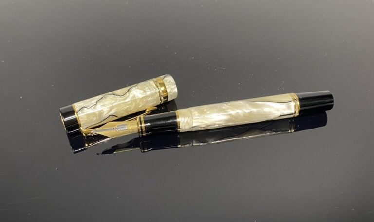 PARKER - Stylo-plume Duofold, le corps et le capuchon en résine imitation nacre…