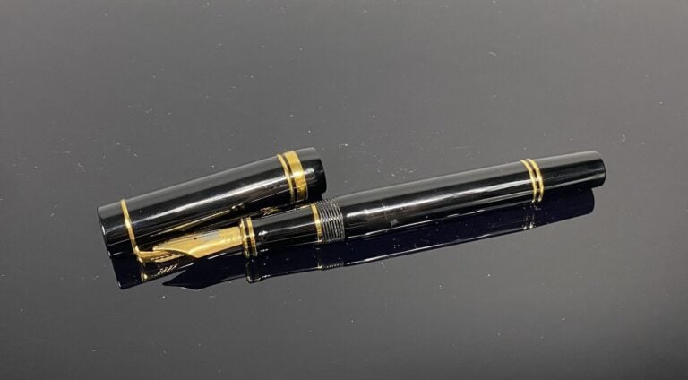 PARKER - Stylo-plume Duofold, le corps et le capuchon en résine noire, attribut…