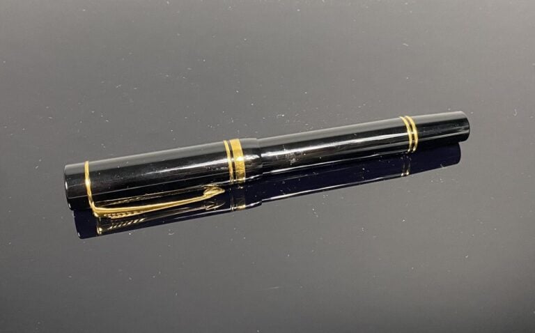 PARKER - Stylo-plume Duofold, le corps et le capuchon en résine noire, attribut…