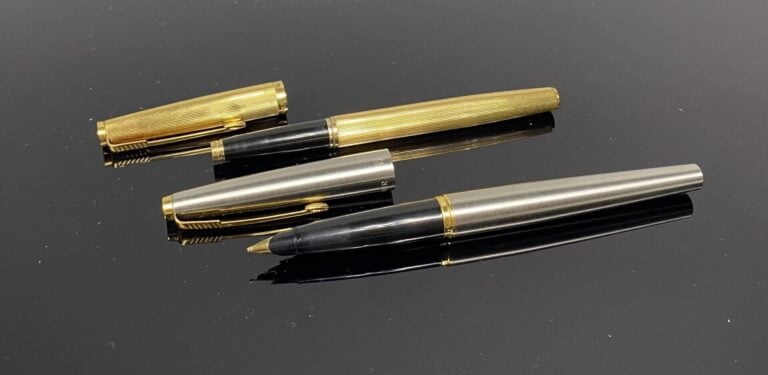 PARKER - Stylo plume en métal brossé, attributs en métal doré - L : 13.5 cm - O…