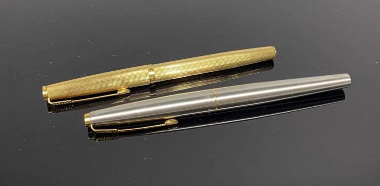 PARKER - Stylo plume en métal brossé, attributs en métal doré - L : 13.5 cm - O…