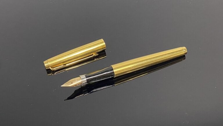 PARKER - Stylo plume en métal doré à décor quadrillé, plume or (585) - L : 13 c…