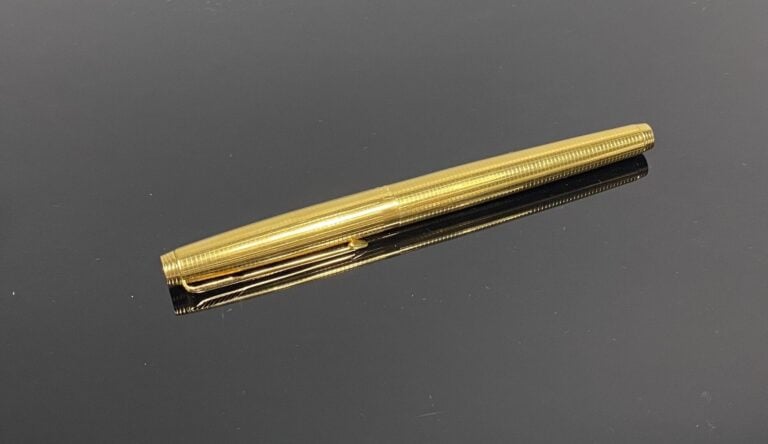 PARKER - Stylo plume en métal doré à décor quadrillé, plume or (585) - L : 13 c…