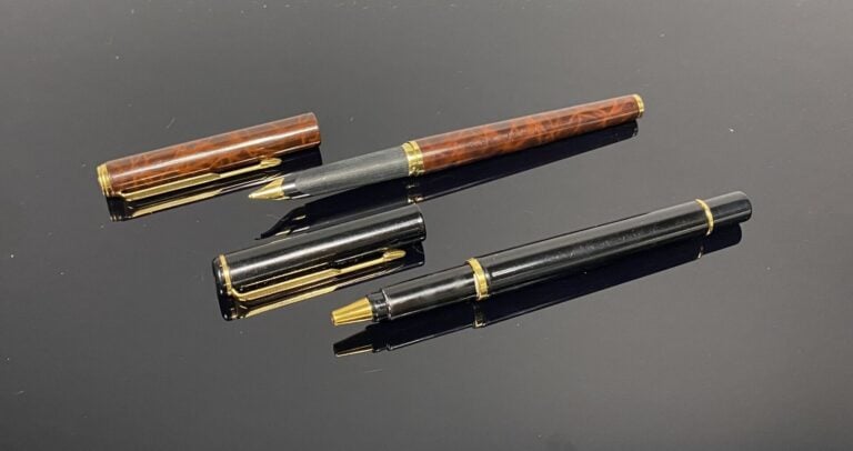 PARKER - Stylo plume en résine marron, agrafe en métal doré - L : 13.5 cm - On…