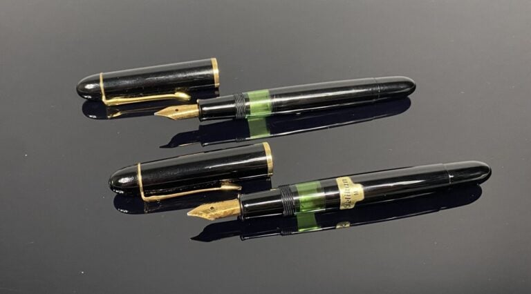 PELIKAN - Lot comprenant deux stylo plume en résine noire, attributs en métal d…