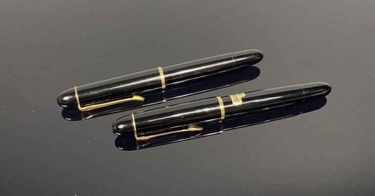 PELIKAN - Lot comprenant deux stylo plume en résine noire, attributs en métal d…