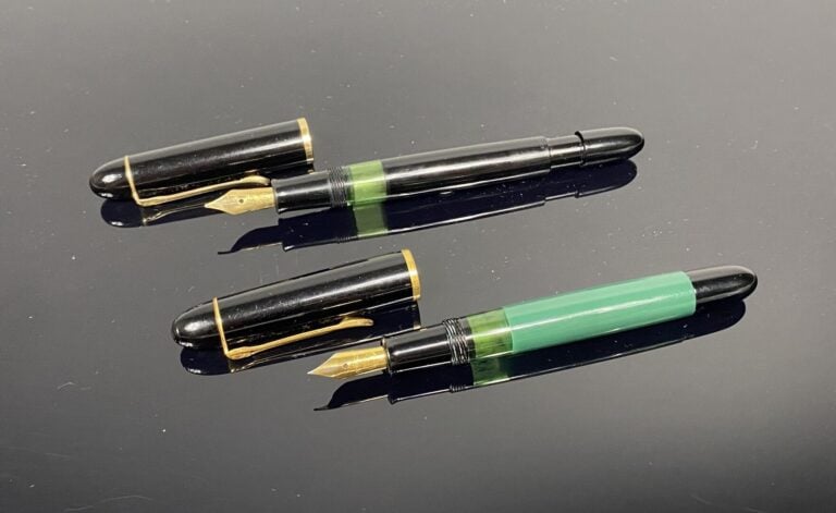 PELIKAN - Lot comprenant deux stylo plume en résine noire ou verte, attributs e…