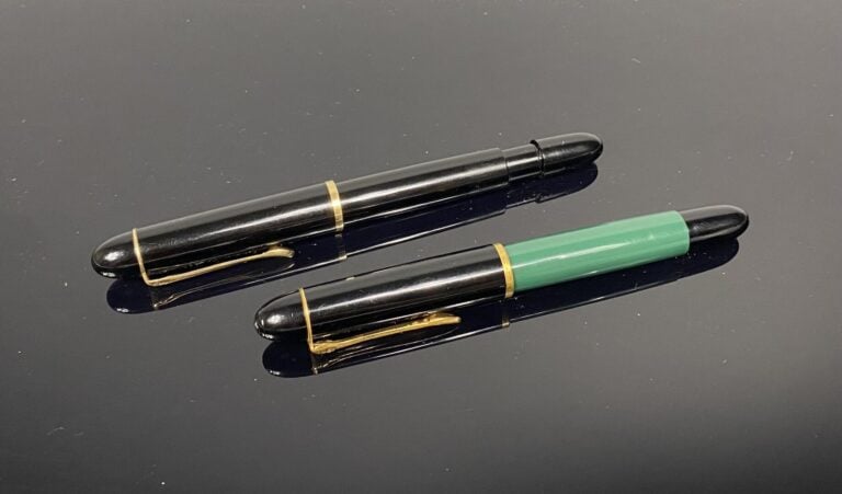 PELIKAN - Lot comprenant deux stylo plume en résine noire ou verte, attributs e…