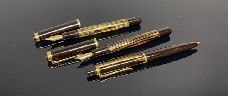 PELIKAN - Lot comprenant deux stylos plume "Souverän 400" en résine marron et i…