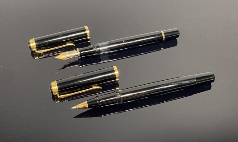 PELIKAN - Parure comprenant un stylo plume en résine noire, attributs en métal…