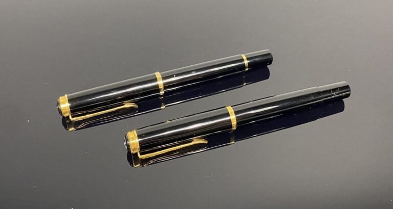 PELIKAN - Parure comprenant un stylo plume en résine noire, attributs en métal…