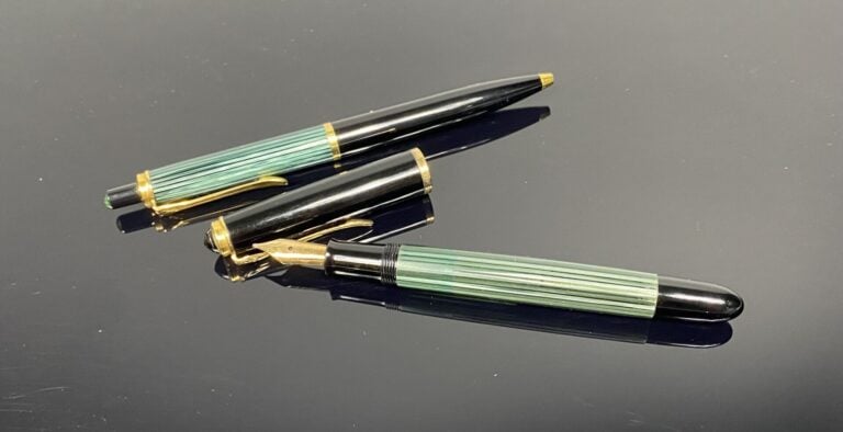 PELIKAN - Parure comprenant un stylo plume "Souverän 400" en résine noire et ve…