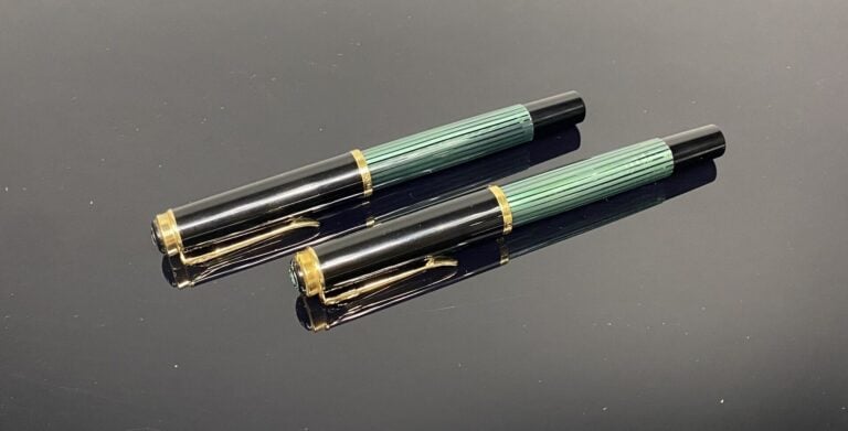 PELIKAN - Parure comprenant un stylo plume "Souverän 400" en résine noire et ve…