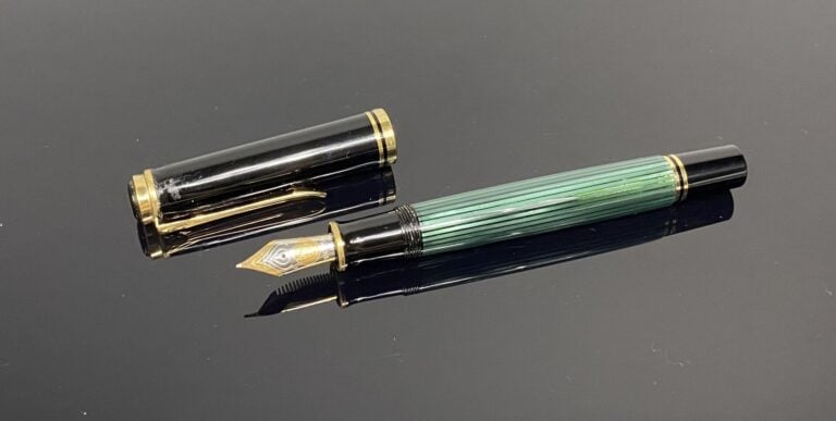 PELIKAN - Stylo plume "Souverän 400" en résine noire et verte nacrée et striée,…