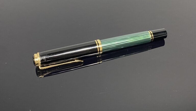 PELIKAN - Stylo plume "Souverän 400" en résine noire et verte nacrée et striée,…