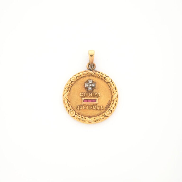 Pendentif médaillon en or jaune (750) "+ QU'HIER - QUE DEMAIN", signé A. AUGIS…