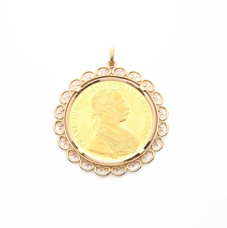 Pendentif médaillon orné d'une pièce de 4 ducats refrappe 1915, entourage ajour…