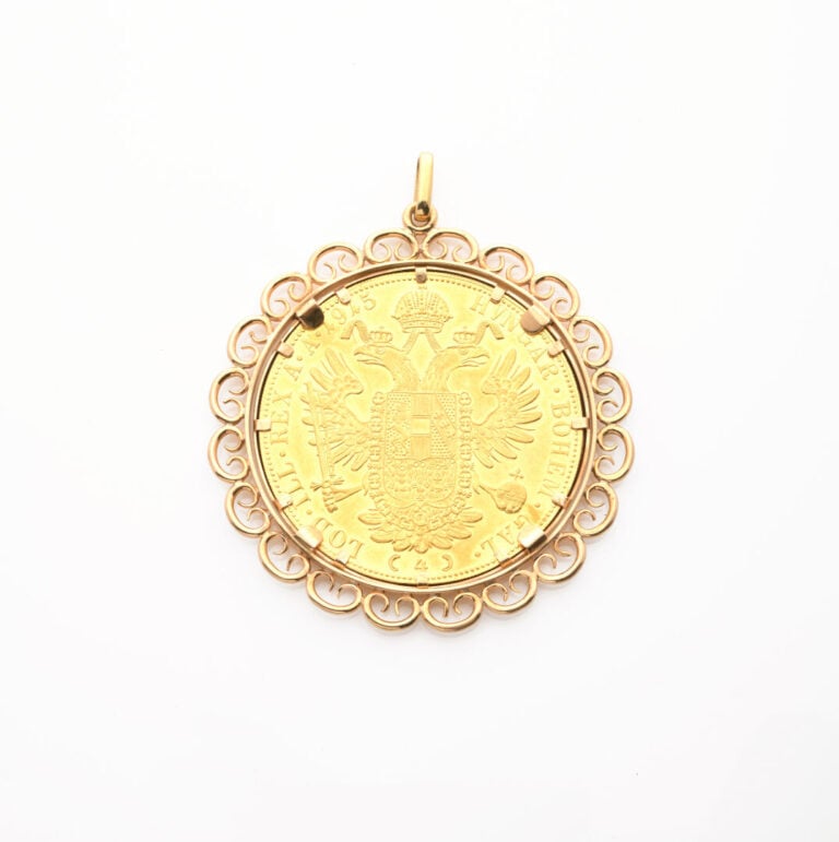 Pendentif médaillon orné d'une pièce de 4 ducats refrappe 1915, entourage ajour…
