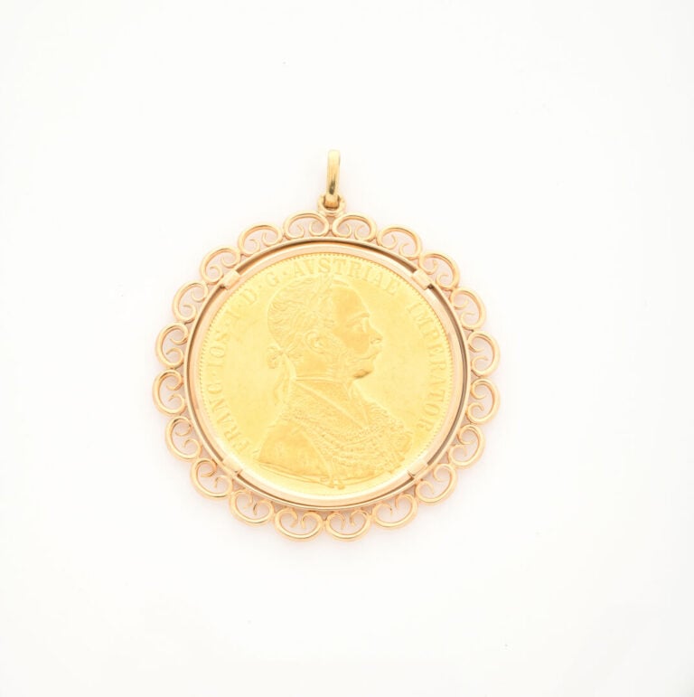 Pendentif médaillon orné d'une pièce de 4 ducats refrappe 1915, entourage ajour…