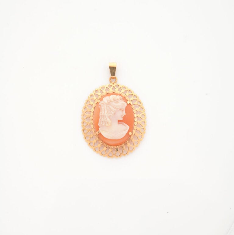 Pendentif médaillon ovale en or jaune (750) orné d'un camée sur coquillage figu…