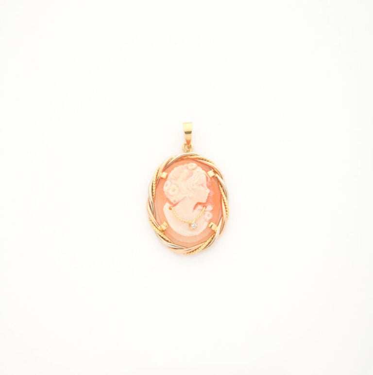 Pendentif ovale en or jaune (750) orné d'un camée coquillage représentant un pr…