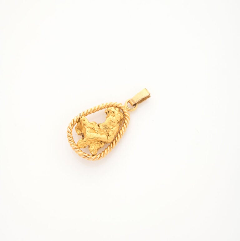 Pendentif pépite en or jaune (750), entourage tosadé - Poids : 12.6 g - H : 3 c…