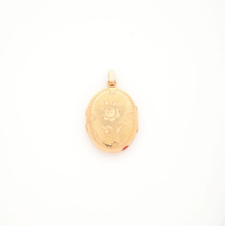Pendentif porte-photo en or jaune (750) à décor ciselé d'une rose sur fond guil…