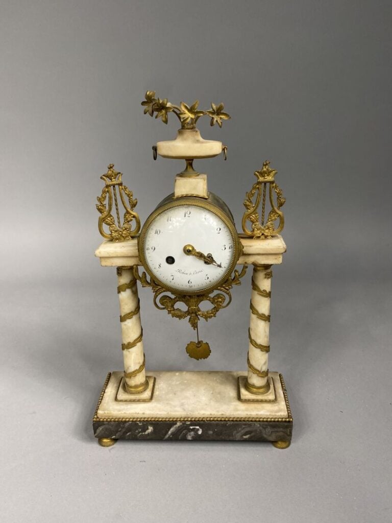 Pendule portique en marbre, le cadran émaillé blanc signé Robin à Paris, surmon…