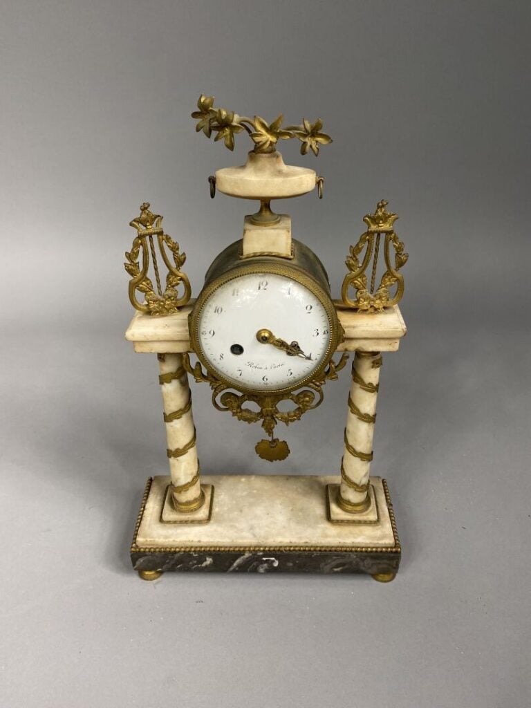 Pendule portique en marbre, le cadran émaillé blanc signé Robin à Paris, surmon…